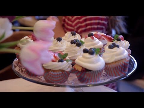 Video: Kā Pagatavot šokolādes Kūku Ar žāvētām Aprikozēm Un žāvētām Dzērvenēm