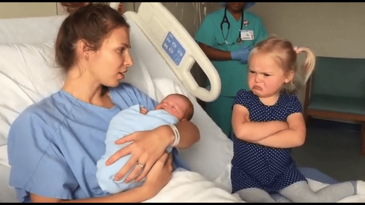 😂 Малыш возомнил себя главным… Родители не могут перестать смеяться!