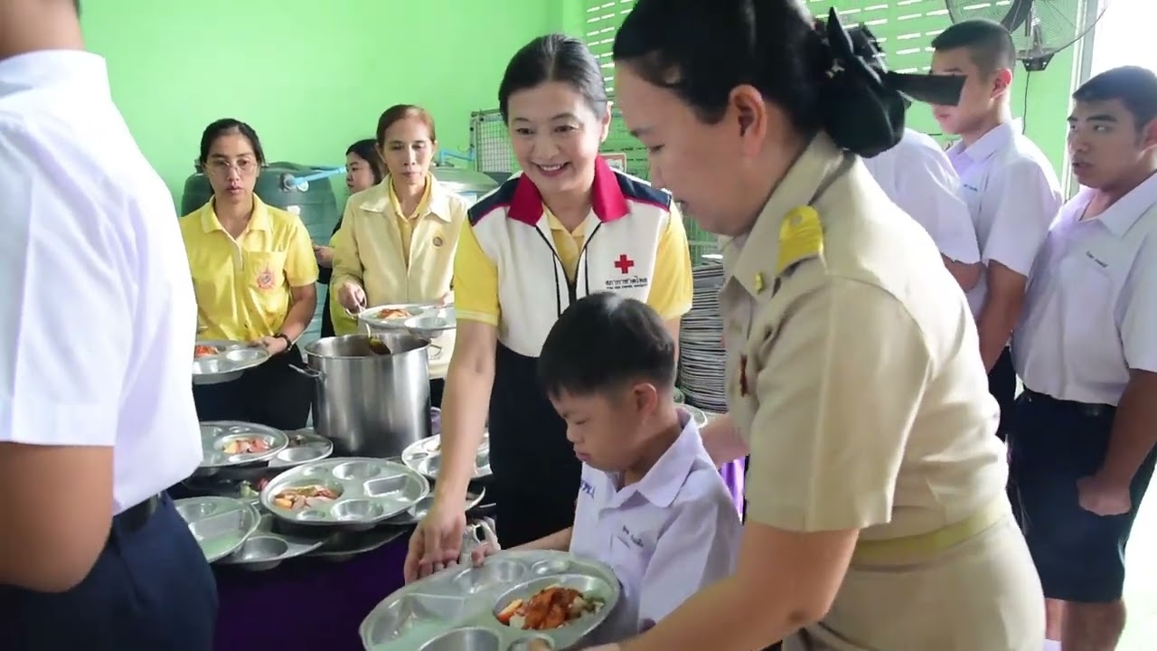 พ่อเมืองสุพรรณ ร่วมมอบทุนการศึกษาและเลี้ยงอาหารกลางวันให้แก่นักเรียนโรงเรียนสุพรรณบุรีปัญญานุกูล