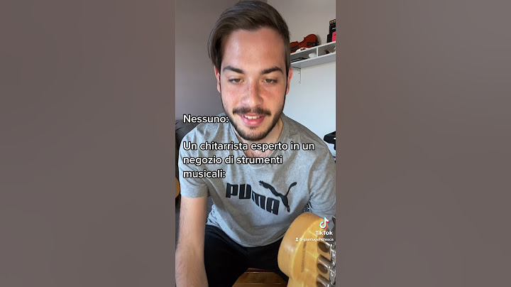 Un chitarrista esperto in un negozio di strumenti musicali 🎸