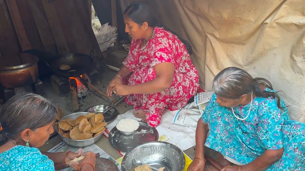 कुंभार मावशींनी पुऱ्या बनवण्यासाठी खूप मदत केली