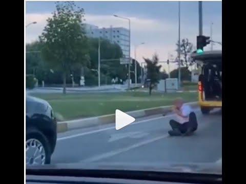 Zurnacı Dayı'nın, düğün konvoyunu kameraya çeken araçtan düştüğü görüntüler. Oynat Bakalım.