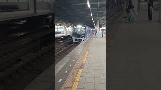 普通大阪梅田行き到着～発車　阪神8000系急行西宮行き通過