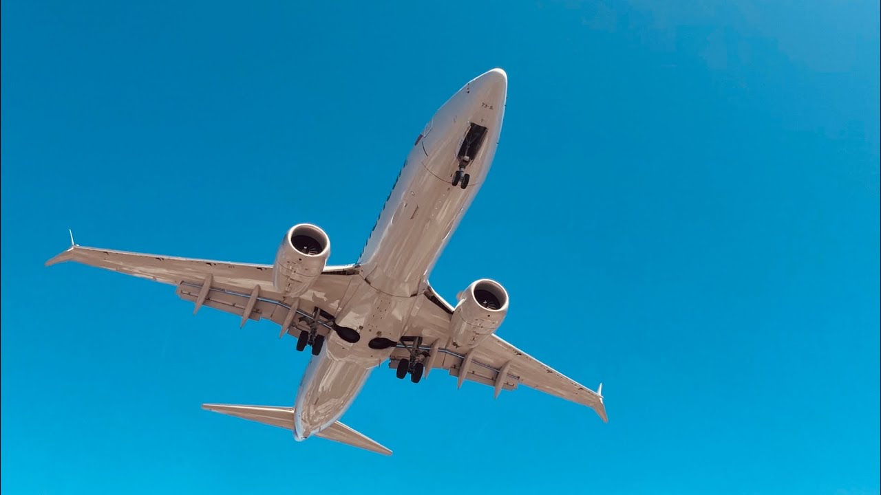 12 Minutes of LOW and LOUD Arrivals into San Diego International. 777, A321, E175, and More!