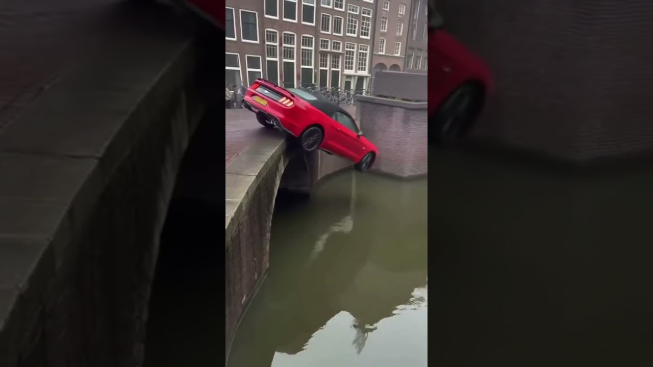 POV: Вы припарковались слишком близко к краю в Амстердаме 😭💦