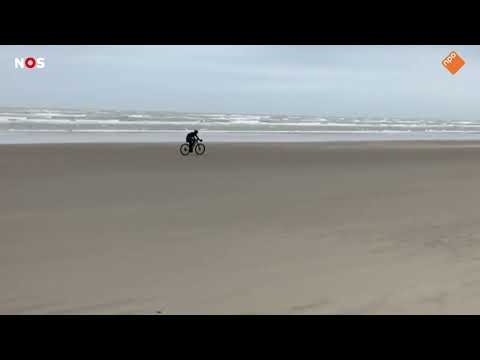 Eenzame fietser op het strand in Zandvoort