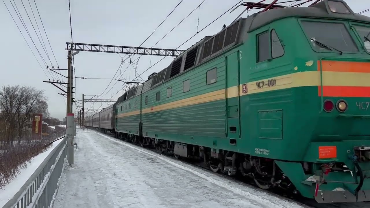 Зелёный электровоз ЧС7-091 с поездом 15 Архангельск – Москва