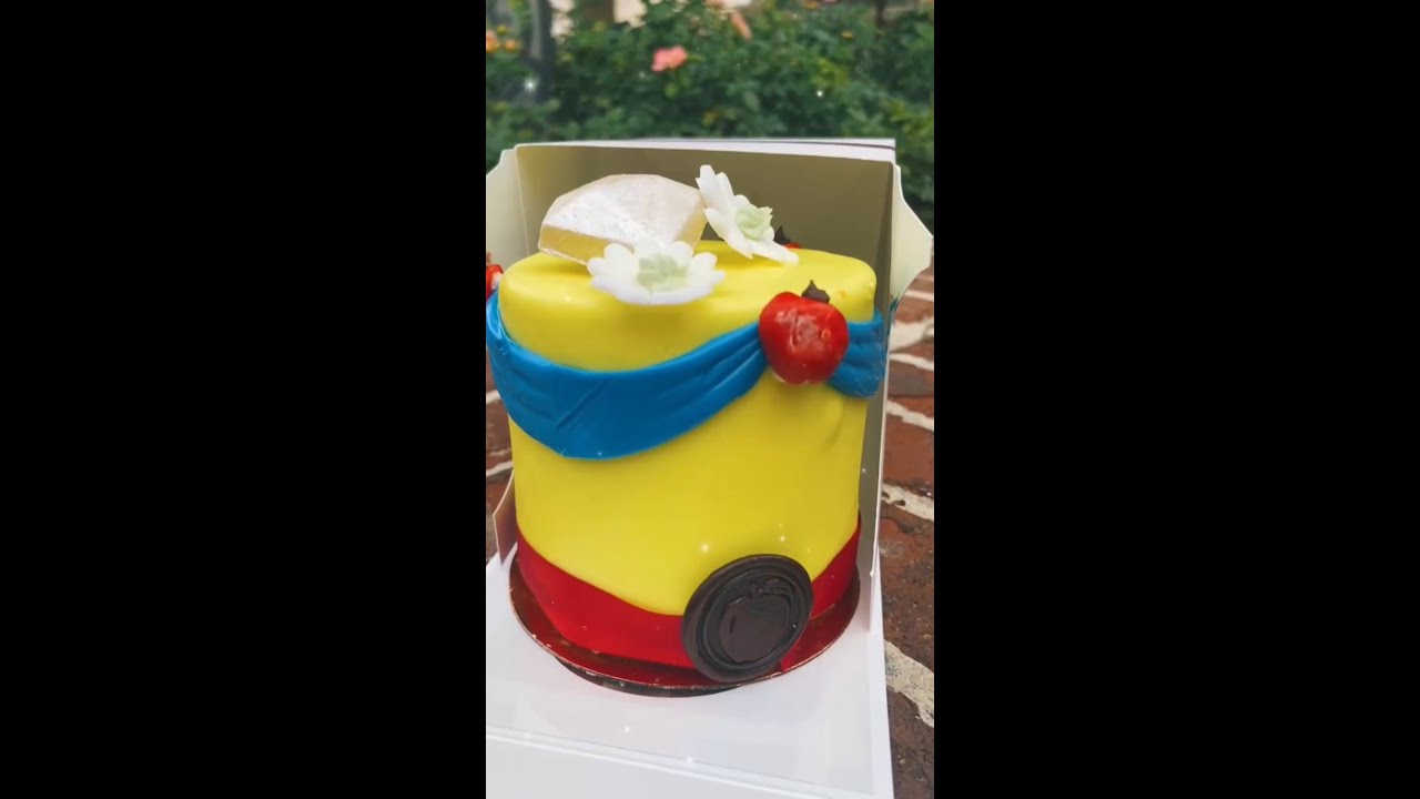 Snow White’s 85th Anniversary Petite Cake | Amorette’s Patisserie Disney Springs | Princess week!!