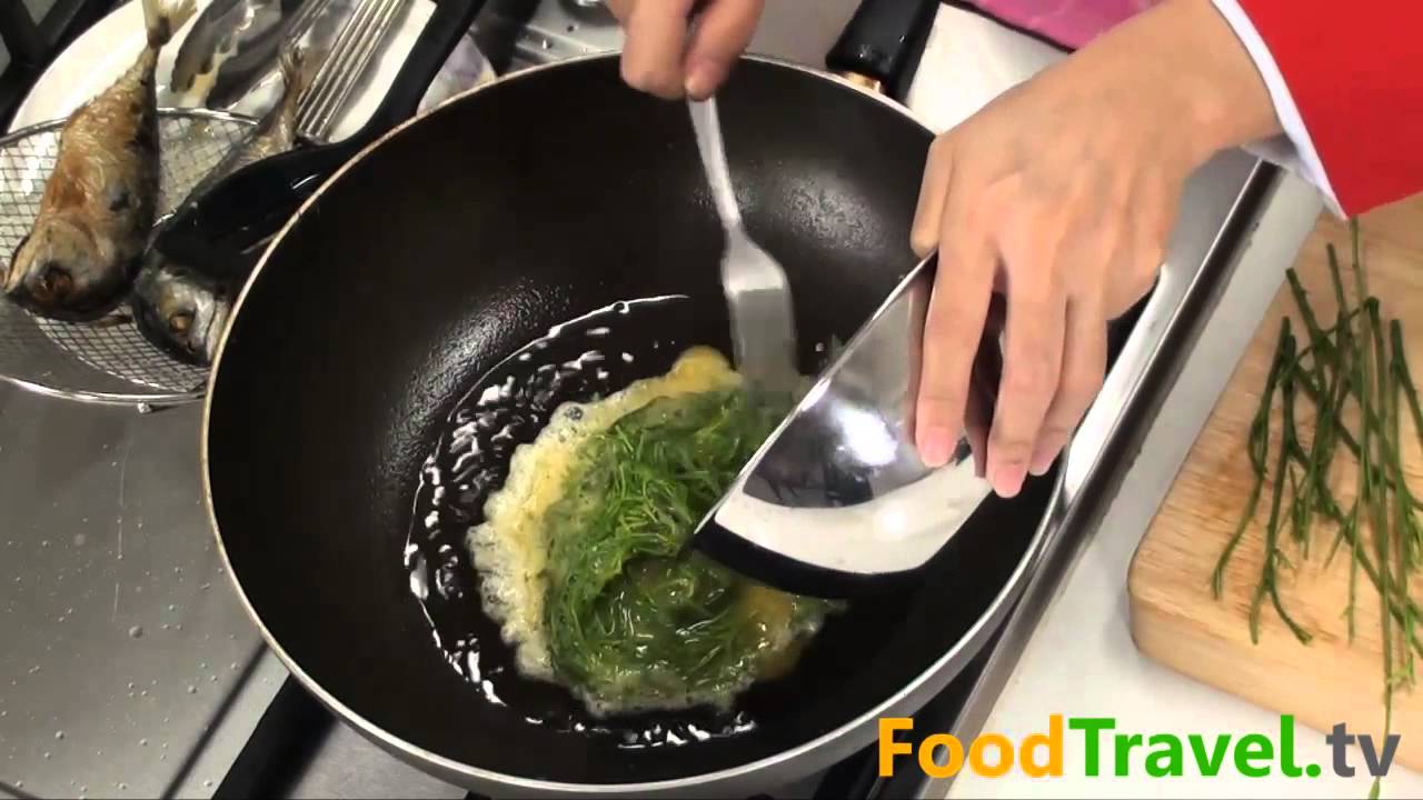 [Thai Food] Fried Egg With Climbing Wattle (Cha-om Kai Tod)