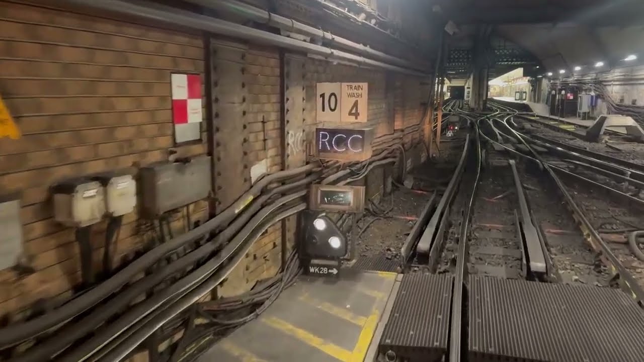 LONDON UNDERGROUND WATERLOO AND CITY LINE CAB RIDE - Waterloo to Bank