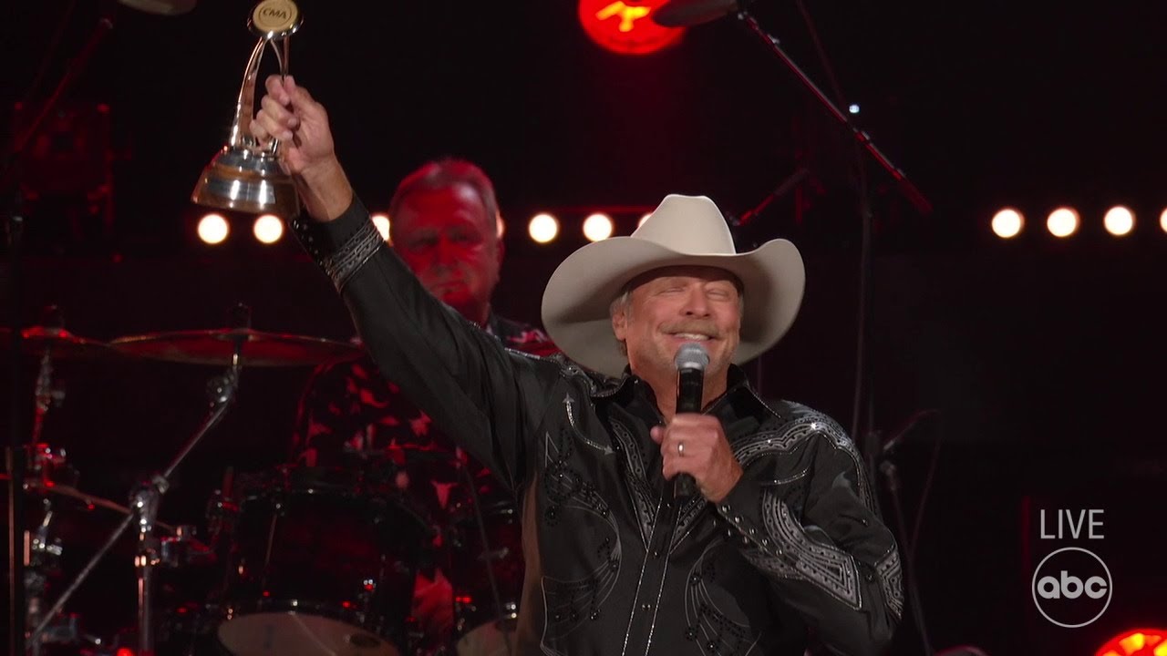 Alan Jackson Wins the Lifetime Achievement Award at the 2022 CMAs