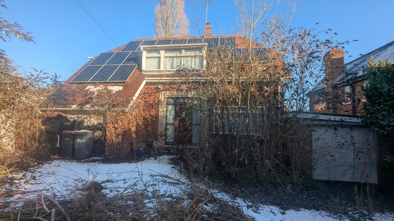 Мы нашли заброшенный дом мистера и миссис Барнс, в котором осталось все, включая мотоцикл Suzuki.