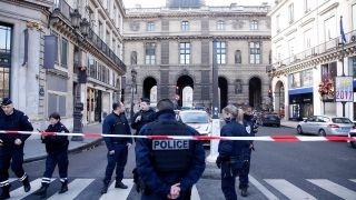 French soldier stops attempted terror attack on the Louvre Louvre Terror Threat Reportedly Thwarted