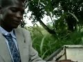 CCB igrejas África, irmão ensinando cantar batismo