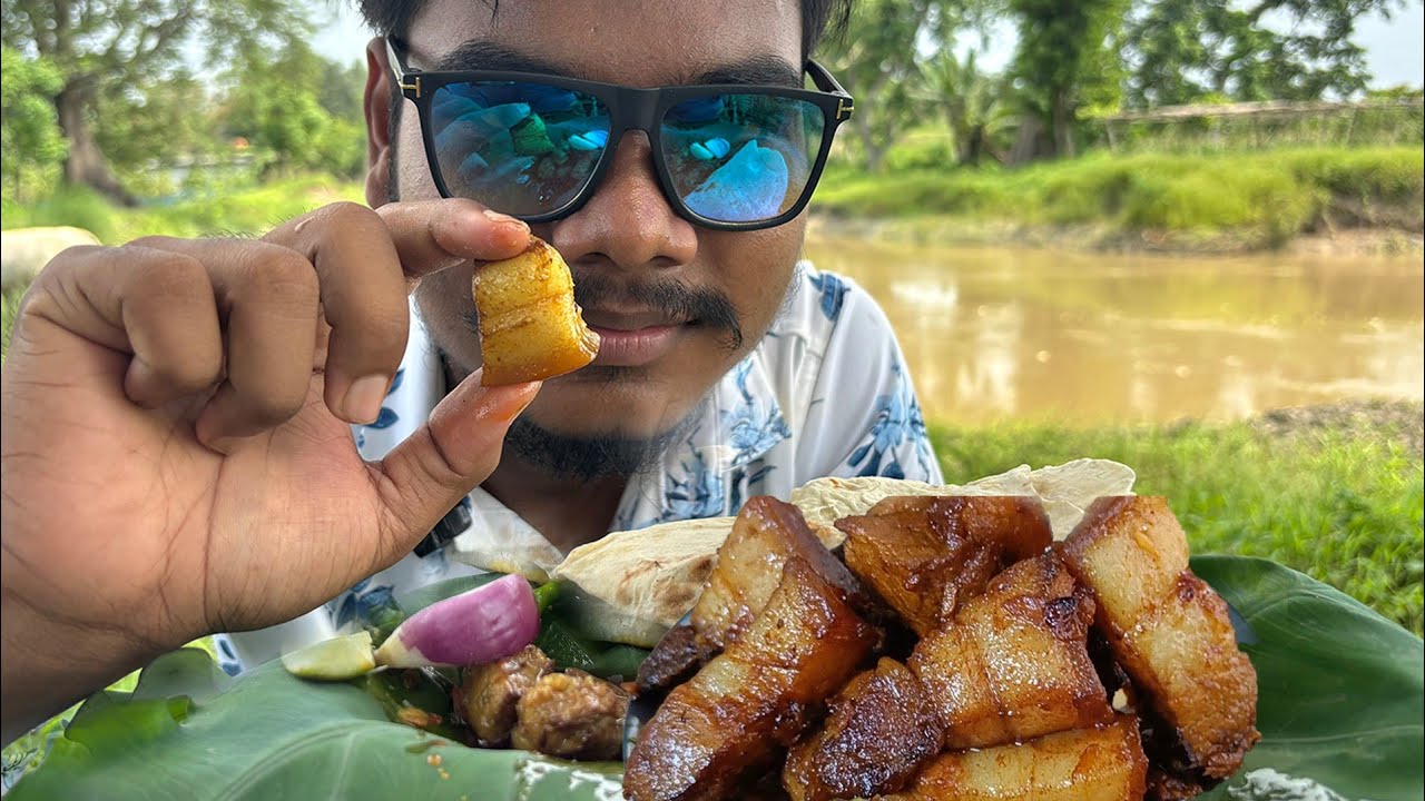 Food eating video | Eating Pork Gravy | Delicious Pork with Roti |Tasty ...