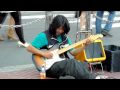 新宿駅南口そばでのストリート・ギターパフォーマンス（JuJuさん）