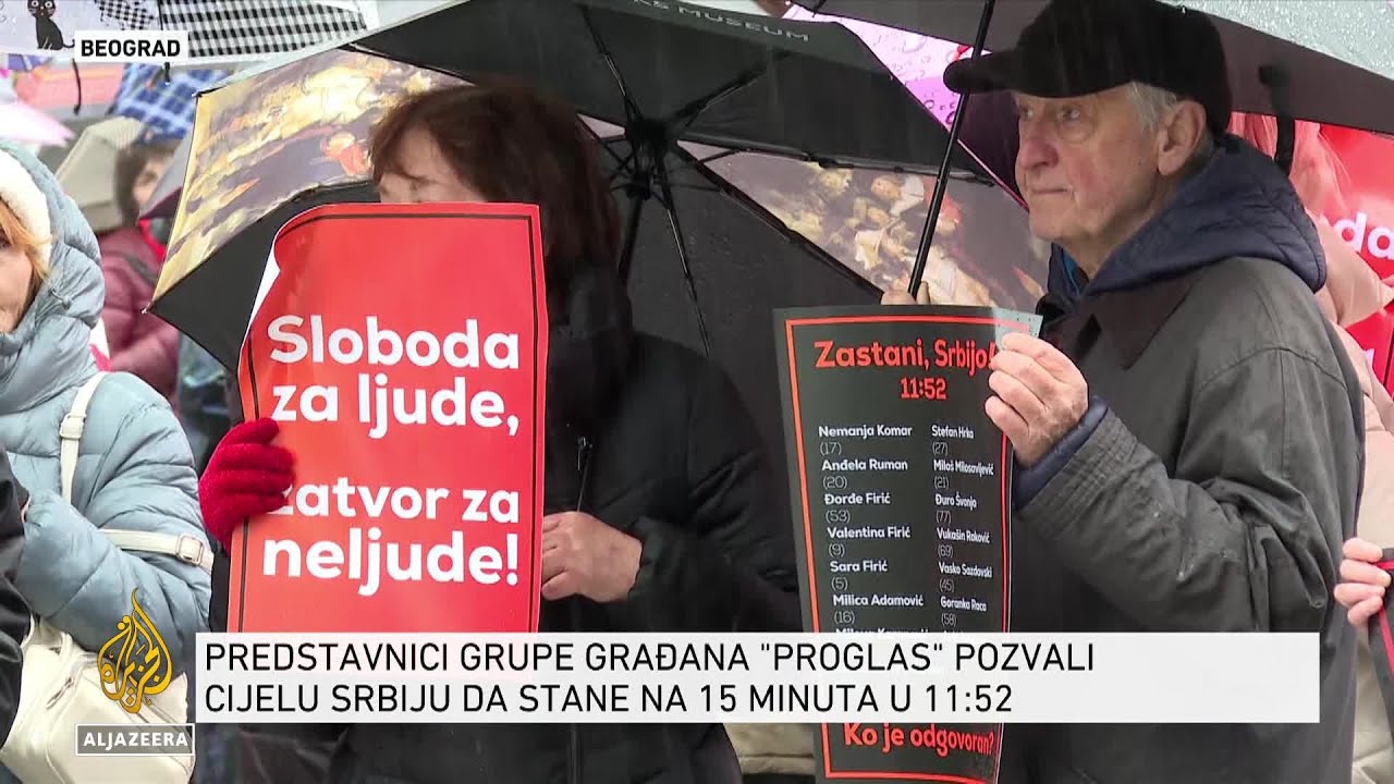 حادثة أمام مبنى هيئة الإذاعة والتلفزيون الأيرلندية: ملصقات تحمل أسماء ضحايا مأساة نوفي ساد ممزقة
