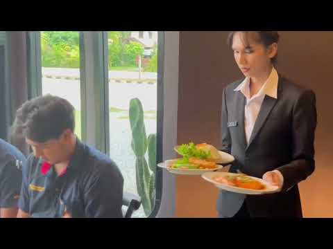 วีดีโอ: วิธีการเสิร์ฟอาหารบนจาน (มีรูปภาพ)
