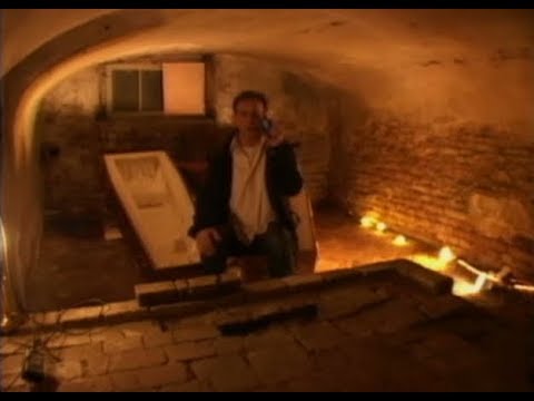 Studio Vlemmix - Johan graaft een lijk uit