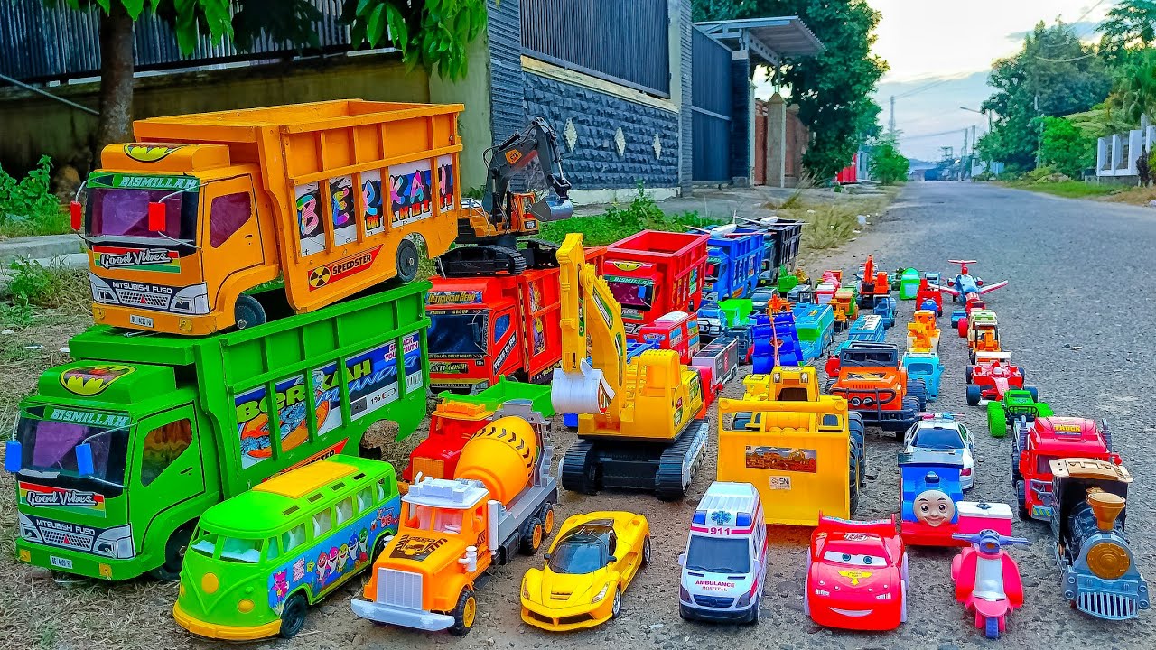 Mantap ‼️ Truk Oleng Bongkar Mainan Mobil Mobilan Polisi Mobil Balap Truk Tronton Panjang Ambulan