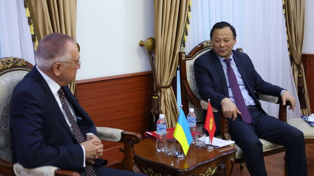 Министр Р.Казакбаев принял ЧПП Украины в Кыргызской Республике В.Жовтенко