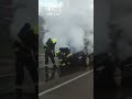 Policista zastavil hořící auto kladivem, zabránil tak střetu v křižovatce