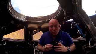Astronaut Scott Kelly Greets Comiccon