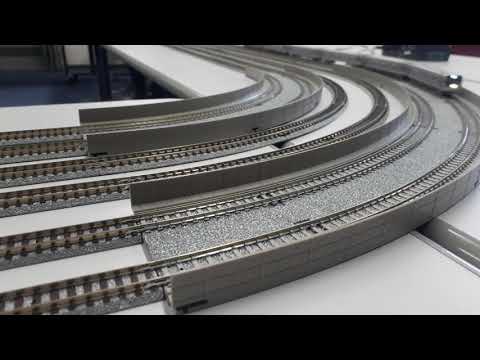浪速レールクラブ運転会で鉄道模型の走行シーン28（2020年12月19日土曜日）携帯電話で撮影（走行している車両は、大阪メトロ22系更新車です。）