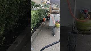 PENJUAL BATAGOR SEDANG SHOLAT DULU