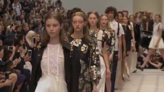 El desfile de Burberry primavera verano 2016
