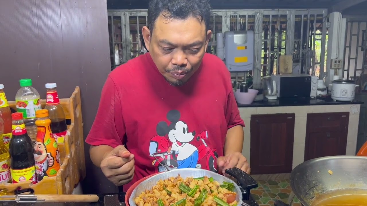 ข้าวคลุกกากหมู โหน่งโชว์