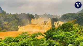 Una de las cascadas más grandes de Asia se vuelve dorada