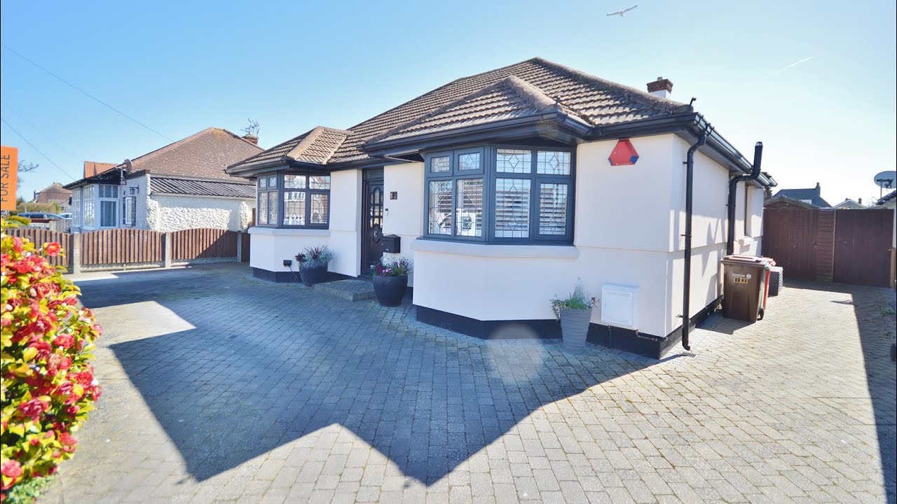WOW, ATTRACTIVE BUNGALOW CLOSE TO SEAFRONT - Holland-on-Sea