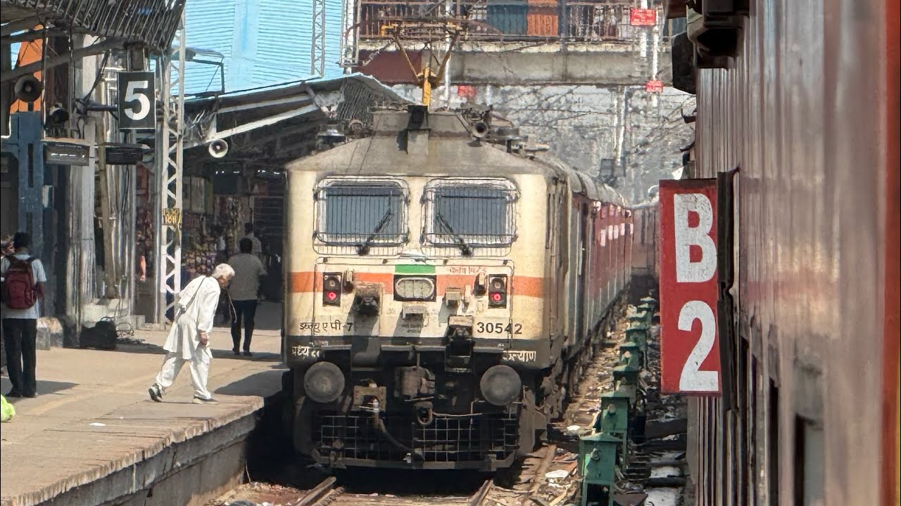 Rajdhani Express with WAP7 Locomotive Honking | 12423 Dibrugarh New Delhi Rajdhani