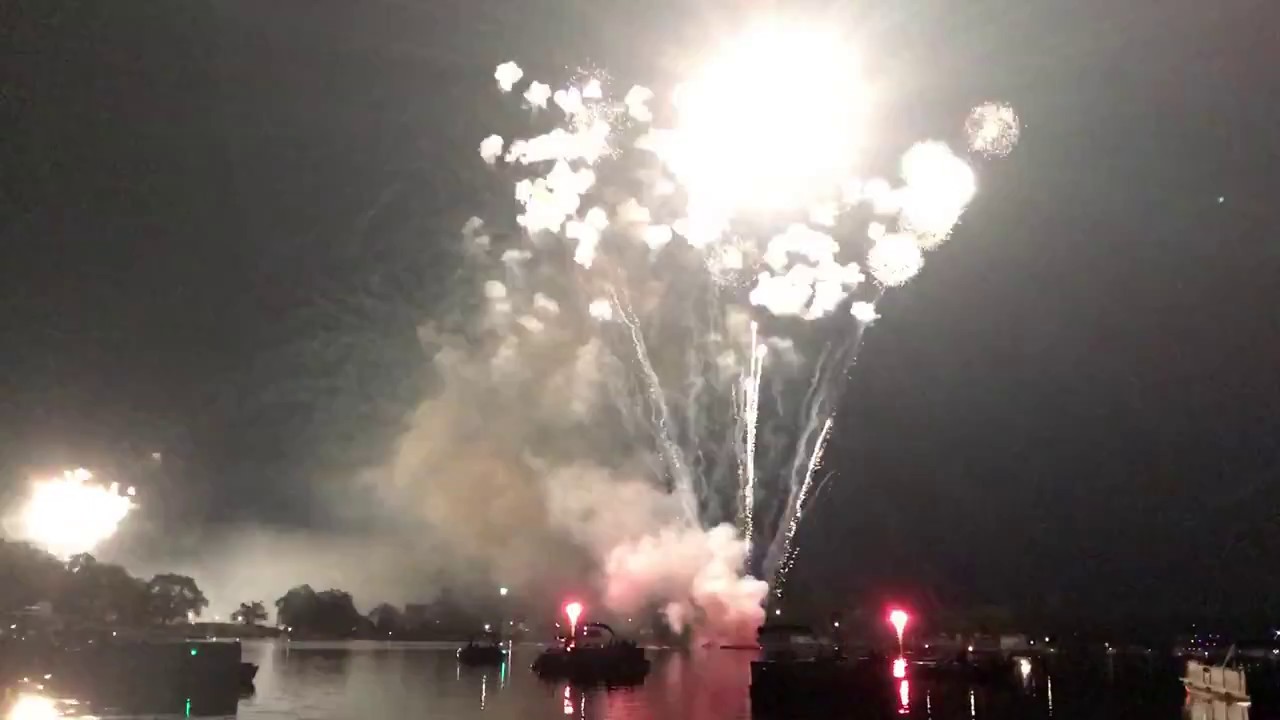 Lake Orion, Michigan Dueling Fireworks 4th of July Finale 7/4/17 YouTube