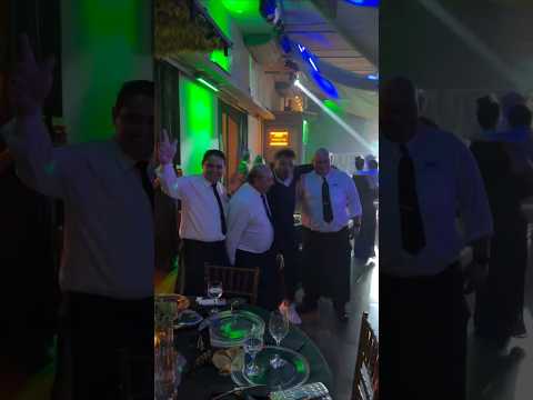 Tirullipa arrastando os garçons para dança