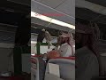 خليجي يحمل 5 صقور إلى طائرة 4 على حامل خشبي والخامس في يديه