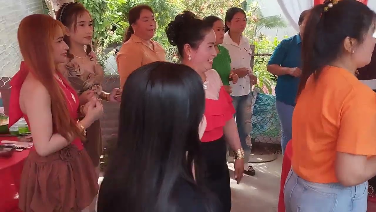 រាំលេងសប្បាយឡើងគេហដ្ឋានថ្មី