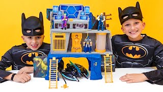 Vlad e Niki fingem ser o Batman e brincam com Brinquedos do Batman