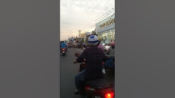 Họp chợ chiều dọc Quốc lộ 1A (gần Khu công nghiệp Tân Hương, huyện Châu Thành, Tiền Giang)