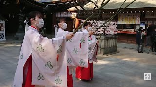長さ5メートルのささ竹で年末恒例のすす払い　福岡・櫛田神社