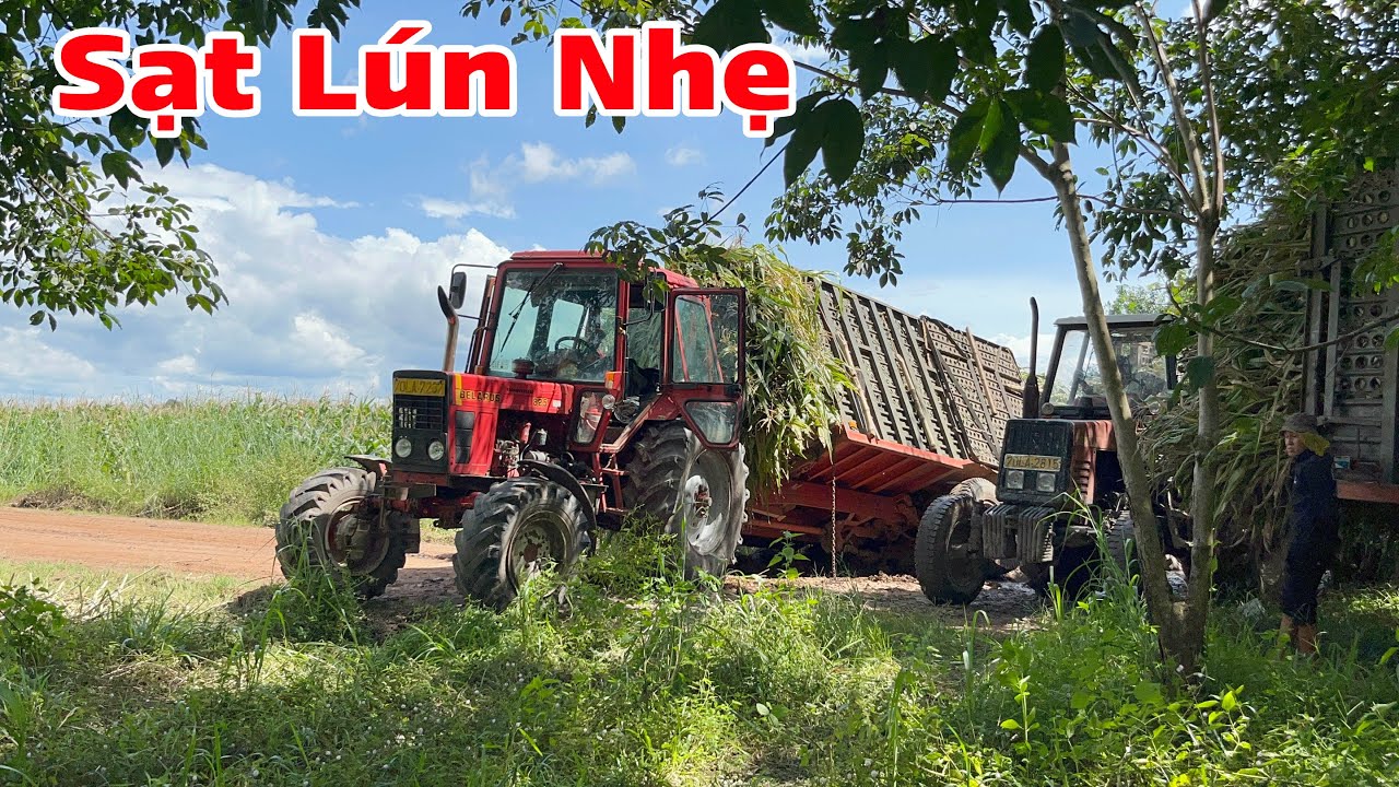 Xe chở bắp sạt lề khi ra đường 