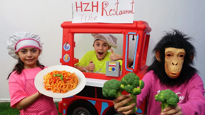 Heidi and Zidane play a restaurant and delivering food dishes