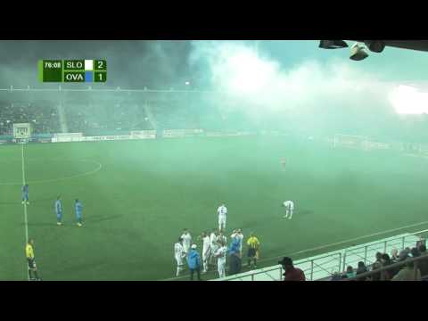 Slovácko - Ostrava 2-1 Fanoušek Baníku vběhl na hřiště