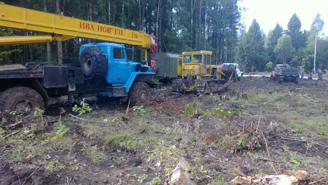 Трактор Т-130 тащит автокран Урал 4320 - YouTube