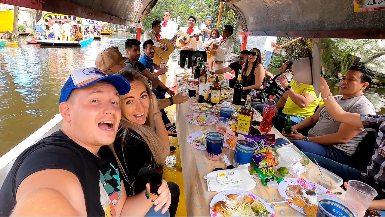 🇲🇽ASÍ ES UNA VERDADERA FIESTA MEXICANA en XOCHIMILCO | 🇷🇺RUSOS REACCIONAN en CDMX MÉXICO