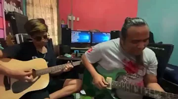 Apak Khalifah dan anak nya Mizan goreng gitar . Paduuu !