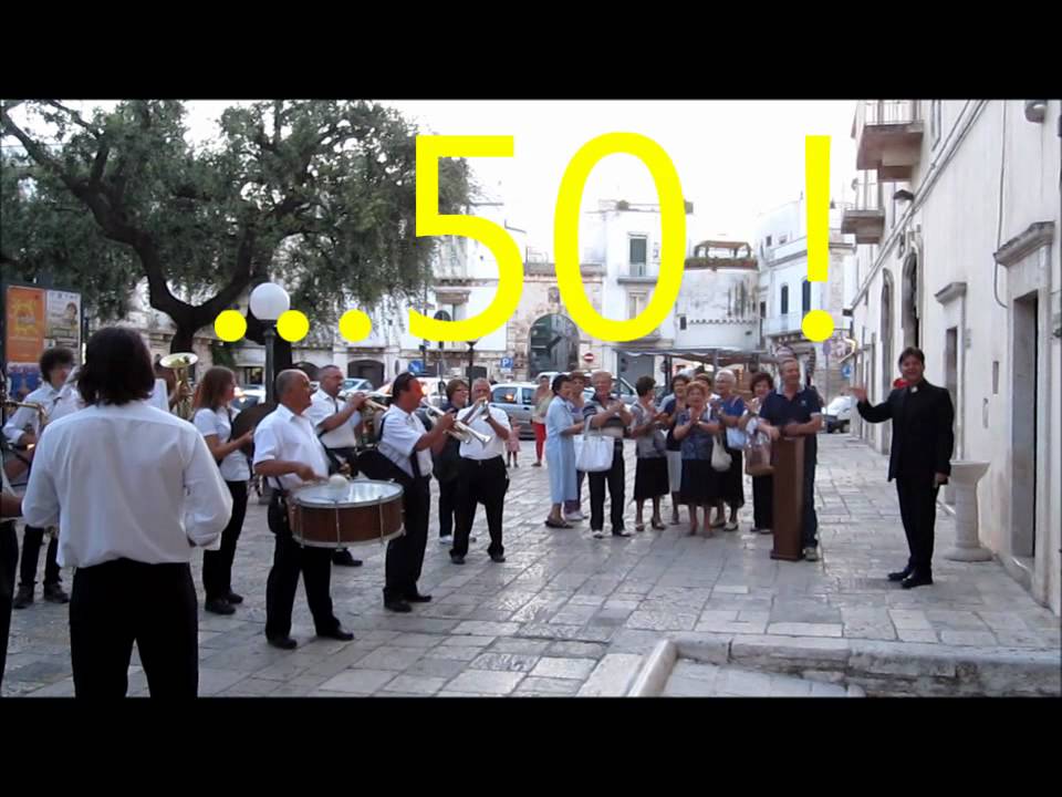 La Banda di Putignano fa gli Auguri a Don Beppe Recchia