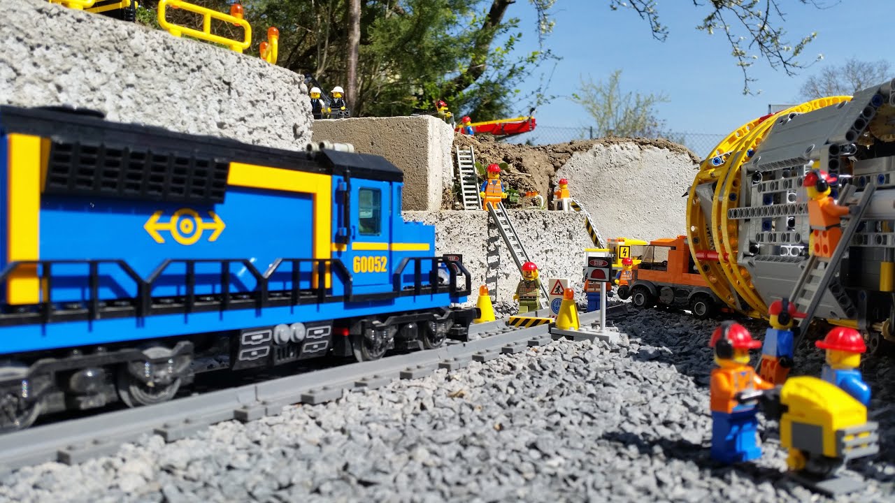 LEGO Freight Train 60052 - Gravel Transport to the Coal Mine Complex - Construction Video Part 21