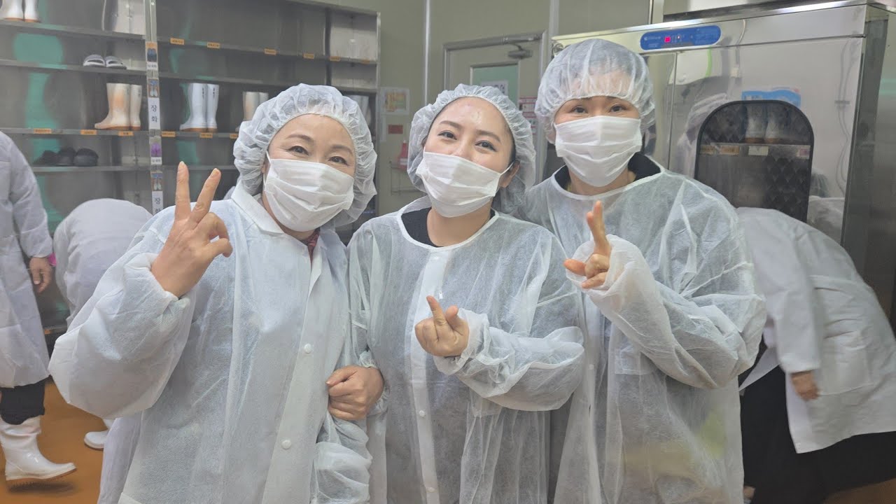 김치공장으로 견학 온  탈북민 통일가족 협회 임직원들.김치나눔 봉사도 함께 합니다 